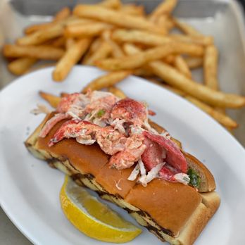 That Dam Place - the Last Meal (Maine Style Lobster Roll) with Felony Fries - American Near Me - Folsom, California