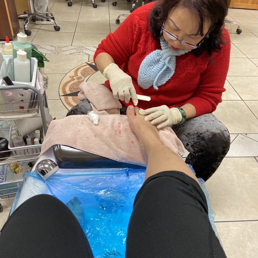 The Nail Luxury - Linda doing their pedi - Nail Salons Near Me - Valencia, California The Nail Luxury - Linda doing their pedi - Nail Salons Near Me - Valencia, California