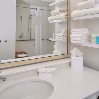 Hampton Inn Carbondale - Guest room bath - Hotels Near Me - Carbondale, Illinois Hampton Inn Carbondale - Guest room bath - Hotels Near Me - Carbondale, Illinois