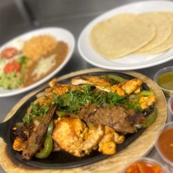 El Mexiquense Grill - Fajitas