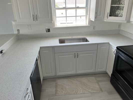 Remodeled, kitchen and countertop and flooring - Recently remodeled home. From new floors to beautiful quartz countertops and white shaker cabinets. Made the house look like a more coastal look.