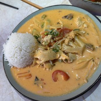 Thuy Golden Stäbchen - chicken in red curry (coconut milk) - Pan Asian Near Me - Füssen, BY