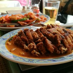Nhi's Bistro - Hervorragend:  "Gebackene Ente mit Thai Curry in Kokosmilch-Sauce" und "Sam Sing" (Hühner- und Schweinefleisch mit Krabben und Gemüse)