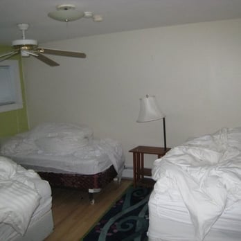 Slide Brook Lodge and Tavern - bedroom. 3 beds. - Hotels Near Me - Warren, Vermont Slide Brook Lodge and Tavern - bedroom. 3 beds. - Hotels Near Me - Warren, Vermont