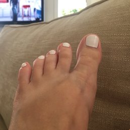 Pedicure w regular white polish