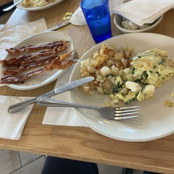 Blueberry Hill Breakfast Cafe - Omelette with spinach and feta cheese - Breakfast & Brunch Near Me - Oak Lawn, Illinois