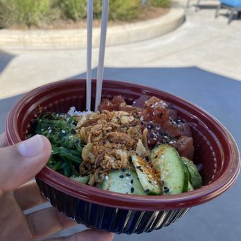 Disneyland Hotel Pool - Poke Bowl Sooo Good! - Swimming Pools Near Me - Anaheim, California
