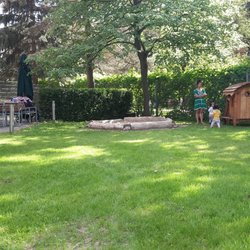 Café Agnes Neuhaus - Großer Garten mit Spielhaus und Sandkasten