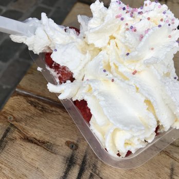 Les Halles de Bacalan - Seriously delicious fresh strawberries topped with fresh whipped cream. Great dessert and not too sweet. - Public Markets Near Me - Bordeaux, 33
