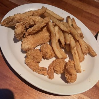 Cheddar's Scratch Kitchen - Beer-Battered Fish & Shrimp Platter with French Fries - American Near Me - Humble, Texas