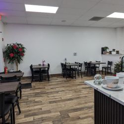 Monroe Bagel and Pastry Cafe - Inside