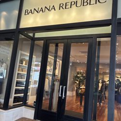 Banana Republic - Entrance