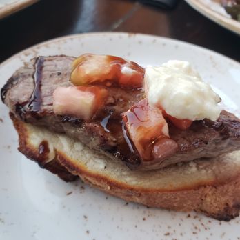 Le Papagayo - Yummy Filet Crustini - Breakfast & Brunch Near Me - Encinitas, California Le Papagayo - Yummy Filet Crustini - Breakfast & Brunch Near Me - Encinitas, California