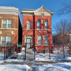 Urban Art Retreat - We are located in a brick house that was built in 1920 in North Lawndale.