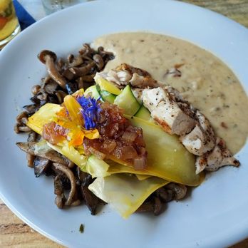 Beehive Augusta Tavern - Chicken, mushrooms, and squash - American Near Me - Augusta, Kentucky Beehive Augusta Tavern - Chicken, mushrooms, and squash - American Near Me - Augusta, Kentucky