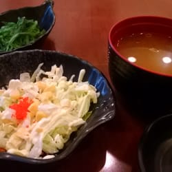 真味日本料理 - Salad,  soup and wakame that comes w set lunch