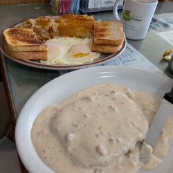 Min's Kitchen - Chicken fried steak and eggs
