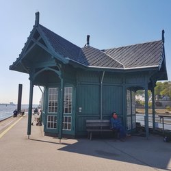 Neumühlen Fähranleger - Wartehäuschen Döns