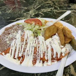 Enchiladas de pollo plate. Enchiladas de pollo plate.