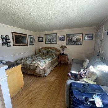 Yellowstone Gateway Inn - Extra queen size bed in the one bedroom suite room. - Hotels Near Me - Gardiner, Montana Yellowstone Gateway Inn - Extra queen size bed in the one bedroom suite room. - Hotels Near Me - Gardiner, Montana