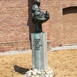 Oude Kerk - Skulptur vor der Kirche