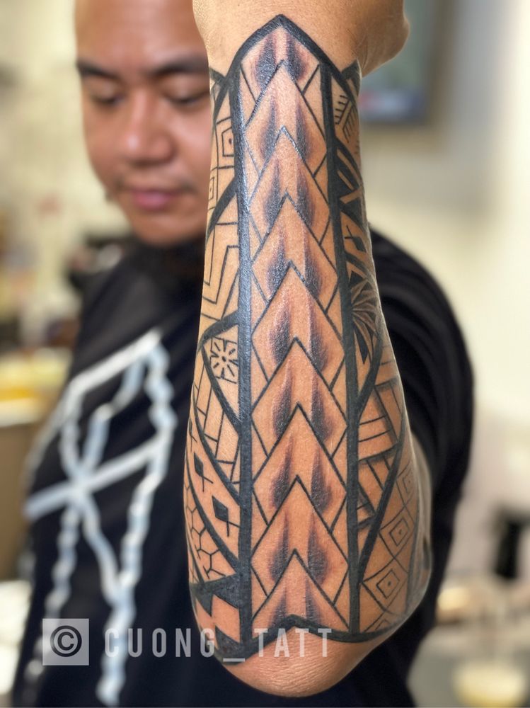 Amour Tattoo Logo