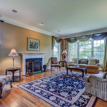 Seller's Advantage Home Staging - living room with fireplace - Home Staging Near Me Seller's Advantage Home Staging - living room with fireplace - Home Staging Near Me