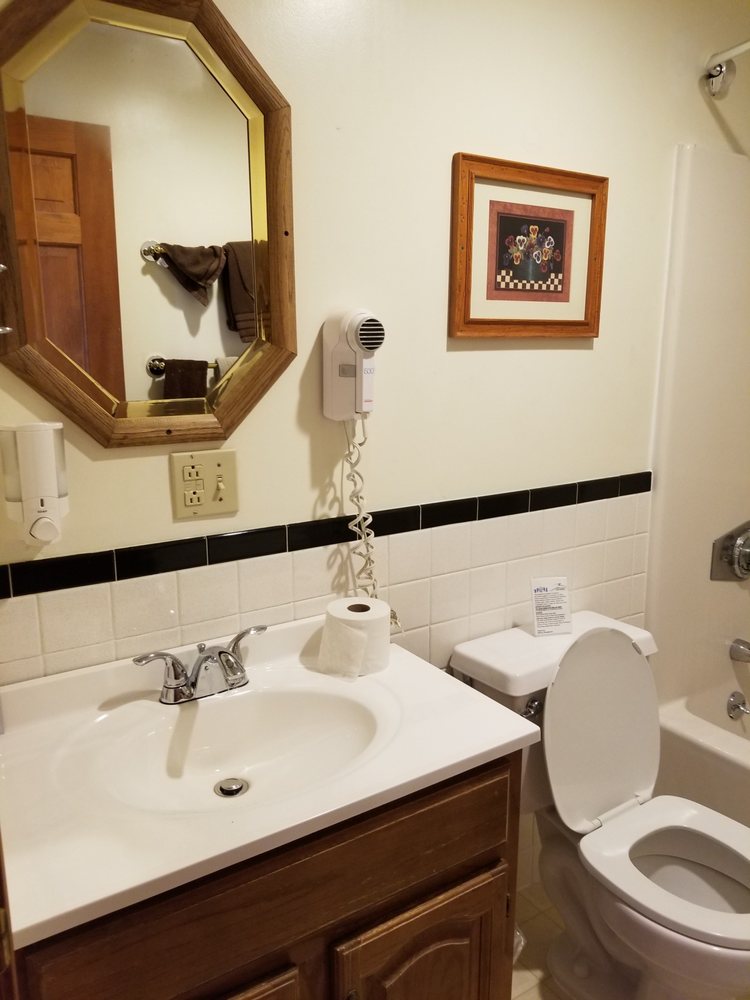 MAINE MIDWAY LODGING Updated September 2024 712 S Hiram Rd, Cornish