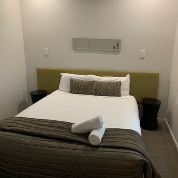 VR Hotel - Queen size bed. Very soft bed, not firm at all. Your back with arch. - Hotels Near Me - Auckland, AUK
