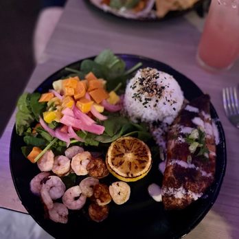 Down the Hatch Maui - Seafood combo with shrimp and blackened mahi mahi - Seafood Near Me - Lahaina, Hawaii