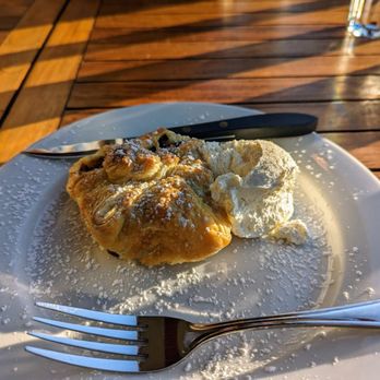 Highland Dell - Apple Strudel - Hotels Near Me - Monte Rio, California