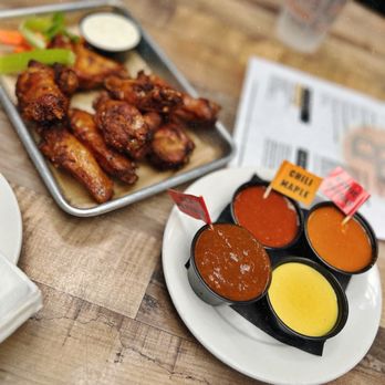 Broken Barrel Bar - Smoked Wings - Sports Bars Near Me - Chicago, Illinois