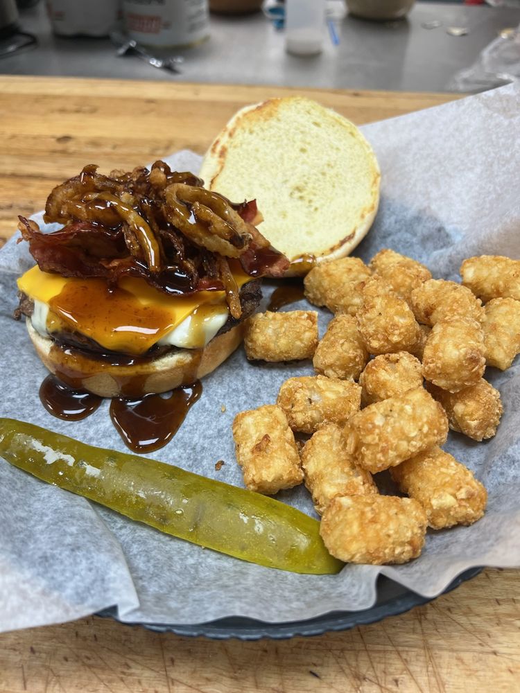Gassers Bar And Grill Logo