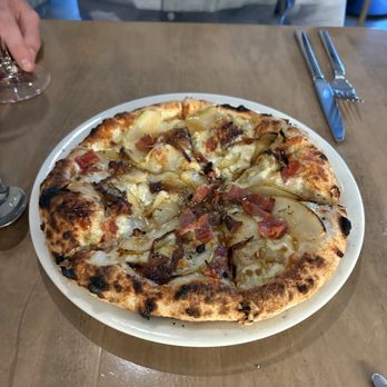 The Kitchen Table - Pear Gorgonzola pizza - Italian Near Me - Reno, Nevada