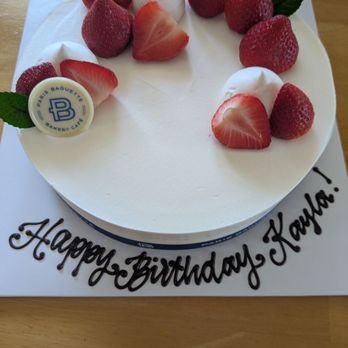 Paris Baguette - Cake is not bad and excellent presentation - Bakeries Near Me - Honolulu, Hawaii Paris Baguette - Cake is not bad and excellent presentation - Bakeries Near Me - Honolulu, Hawaii