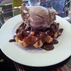 Latinos - Gofre caliente con sirope de chocolate, lacasitos y helado de vainilla con brownie.