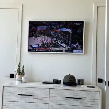 Los Angeles TV Mounting - Samsung The Frame TV perfectly mounted - TV Mounting Near Me