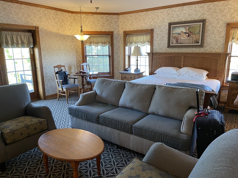 CARLISLE INN SUGARCREEK Updated September 2024 41 Photos & 16