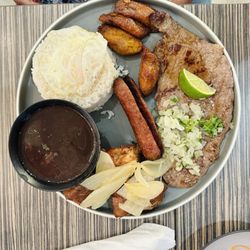El Rinconcito Latino - Bandeja Paisa