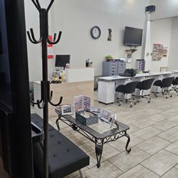 CQ Nail - Receptionist and waiting area.