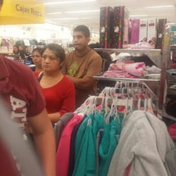 Coppel - Gente esperando hacer transacciones en el banvoppel