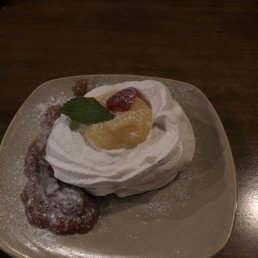 Lemon Pavlova