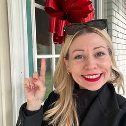 Kellie Kalish - Five Star Real Estate - Engel & Völkers door bow