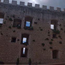 Castello Monforte - Lato nord,  del maniero.  Rispettivamente,  1300 ca.  adibito a allogi dei cavalieri e rimesse cavalli.