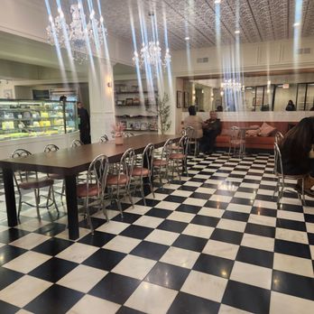 Jennivee’s Bakery - Interior - Desserts Near Me - Chicago, Illinois Jennivee’s Bakery - Interior - Desserts Near Me - Chicago, Illinois