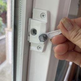 Broken locking latch Broken locking latch