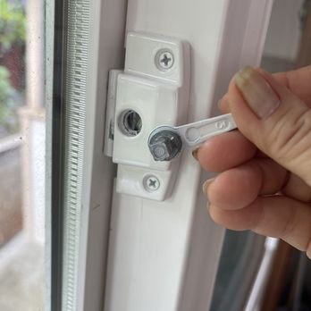 Island Windows & Doors - Broken locking latch - Windows Installation Near Me - Honolulu, Hawaii Island Windows & Doors - Broken locking latch - Windows Installation Near Me - Honolulu, Hawaii
