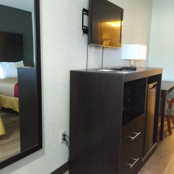 Econo Lodge - Entertainment center/desk - Hotels Near Me - Freeport, Maine Econo Lodge - Entertainment center/desk - Hotels Near Me - Freeport, Maine