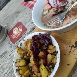 Ochs Am Berg - Wurstsalat mit Bratkartoffeln (halb und halb)