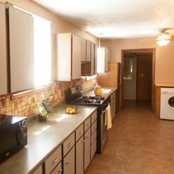Wide River Winery Inn - Laundry, microwave & full kitchen make for a comfy stay.